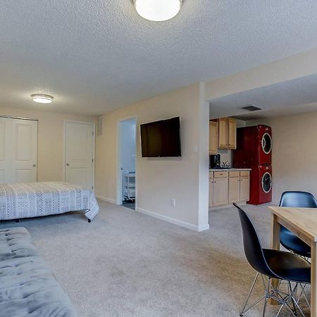 Bright & Cozy Studio Apartment In コロラドスプリングス エクステリア 写真
