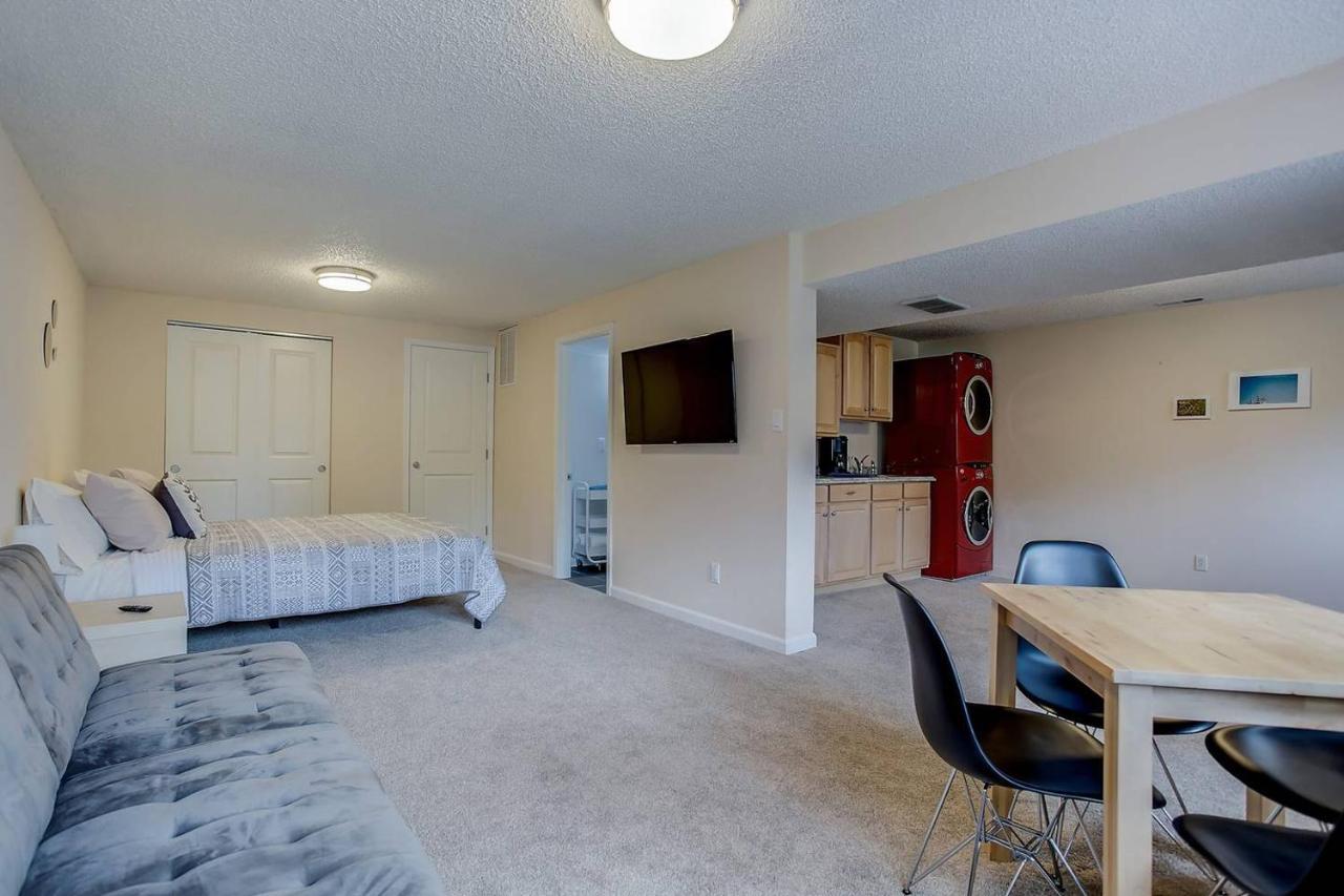 Bright & Cozy Studio Apartment In コロラドスプリングス エクステリア 写真
