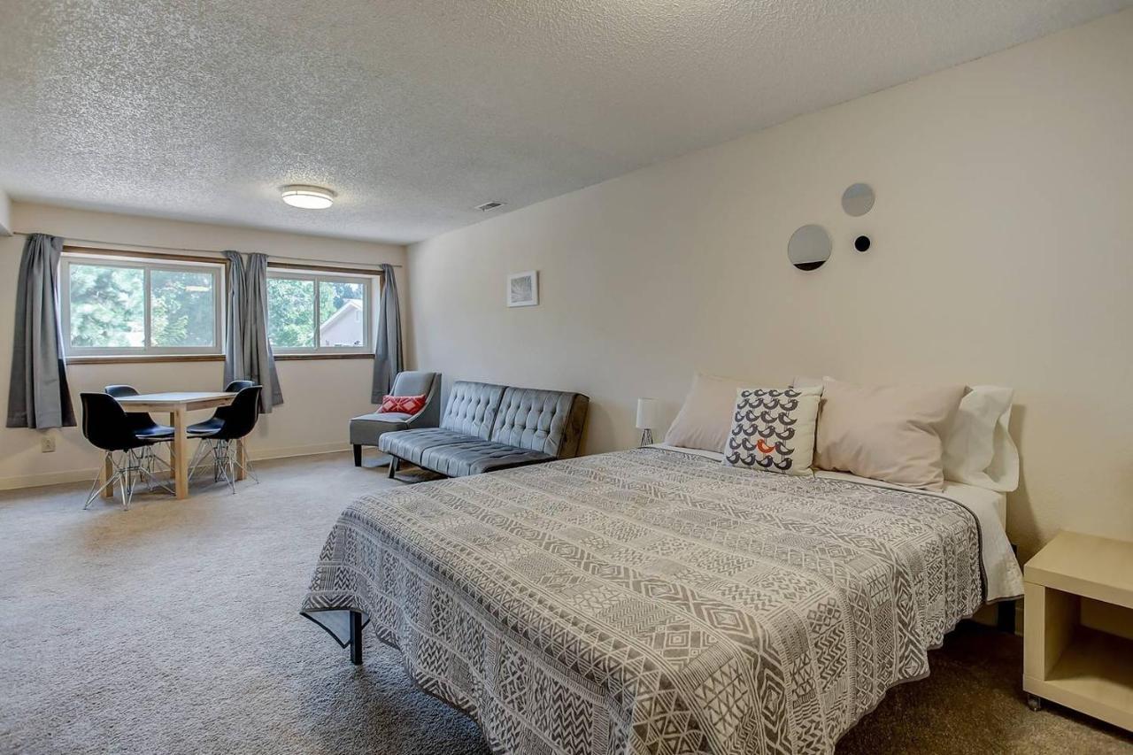 Bright & Cozy Studio Apartment In コロラドスプリングス エクステリア 写真